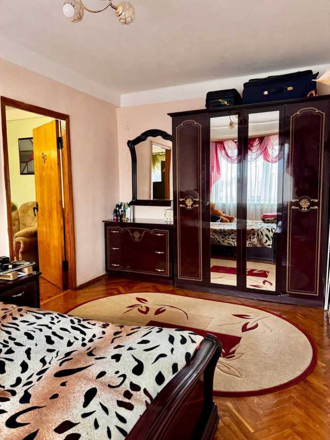 Продаж 2-кімнатної квартири 45 м², Кирилівська вул., 131