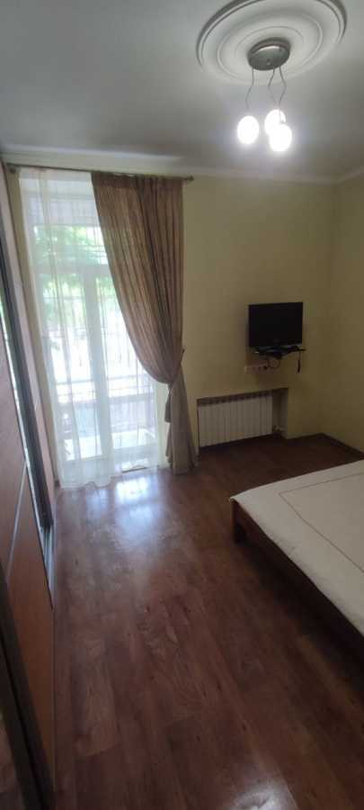 2-кімнатна квартира подобово 44 м², Літературна вул., 1