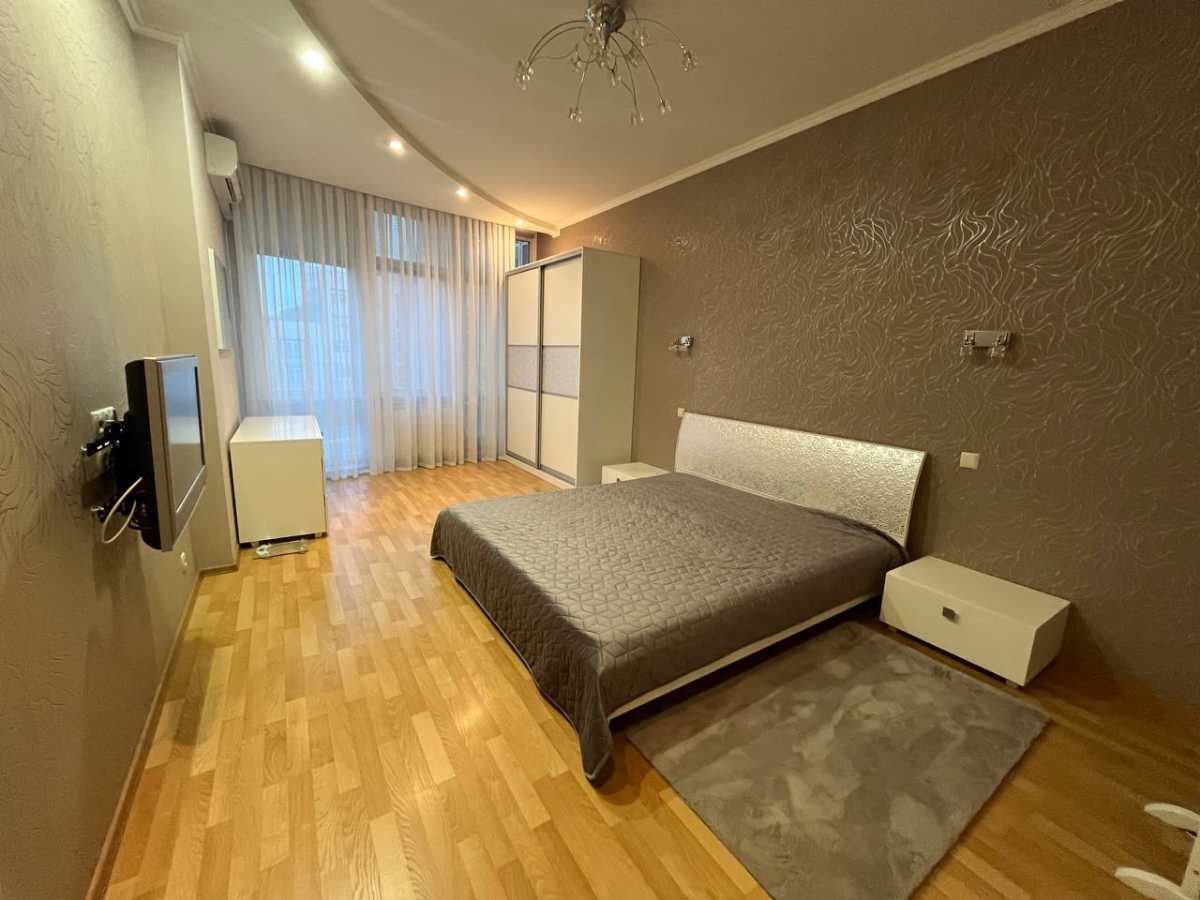 Продаж 3-кімнатної квартири 103.5 м², Дмитрівська вул., 82