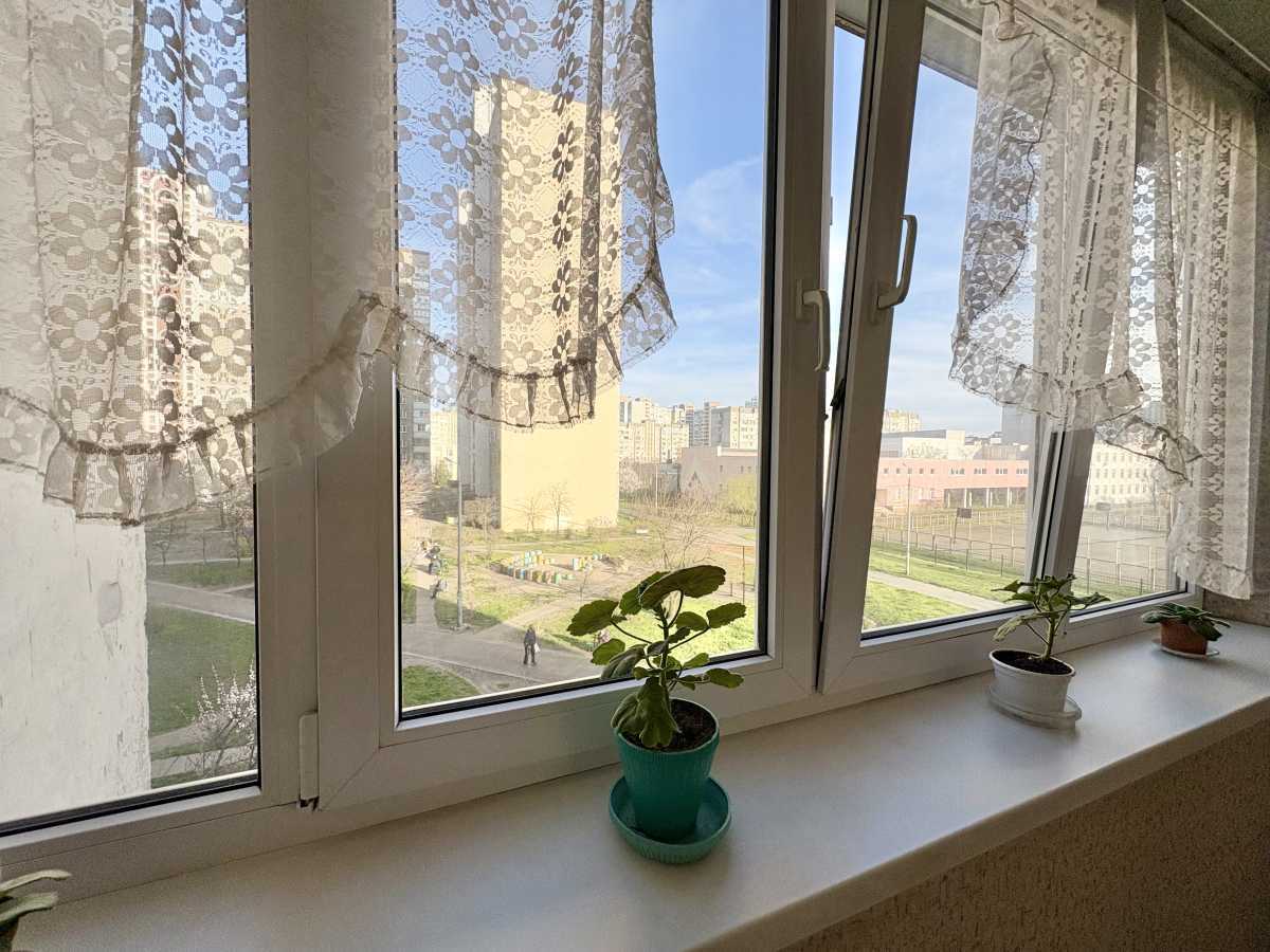 Продаж 3-кімнатної квартири 73 м², Ревуцького вул.