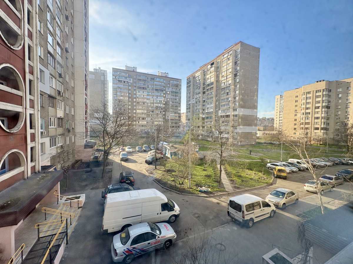 Продаж 3-кімнатної квартири 73 м², Ревуцького вул.