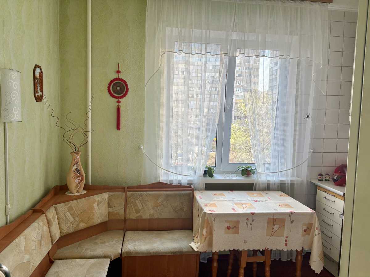 Продаж 3-кімнатної квартири 73 м², Ревуцького вул.