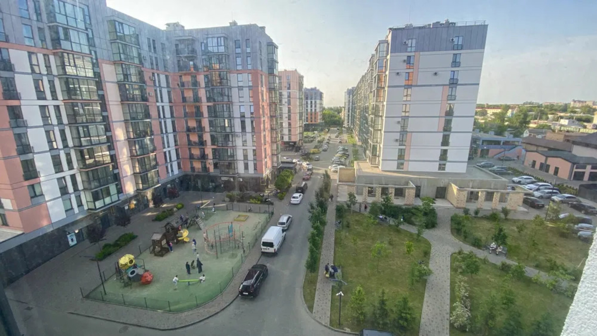 Продаж 2-кімнатної квартири 76.4 м², Привокзальна вул.