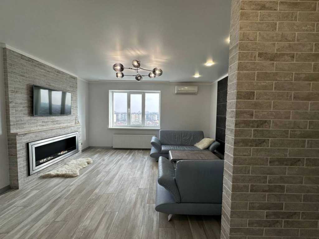 Продаж 3-кімнатної квартири 89.6 м², Вокзальна вул.