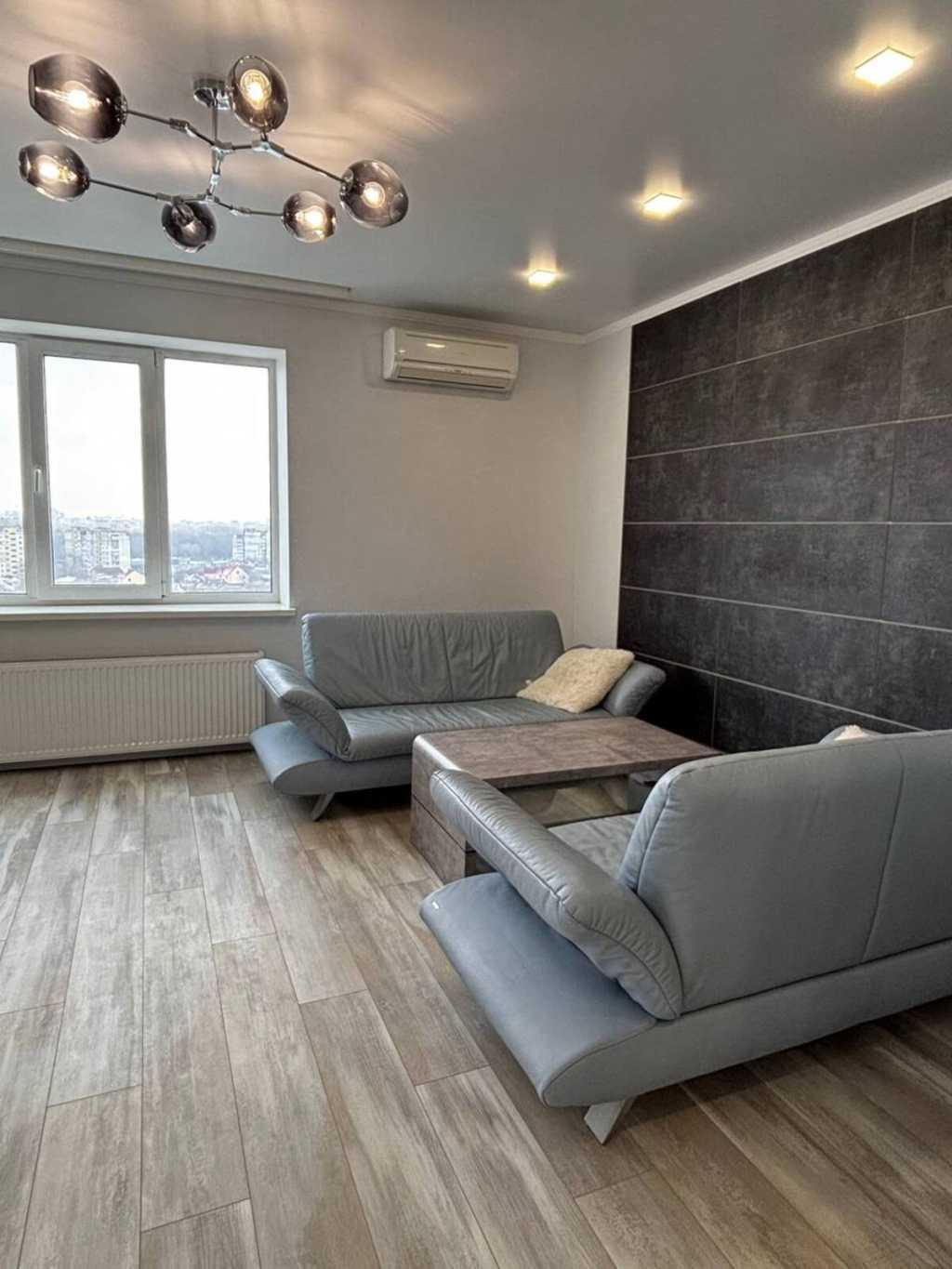 Продаж 3-кімнатної квартири 89.6 м², Вокзальна вул.