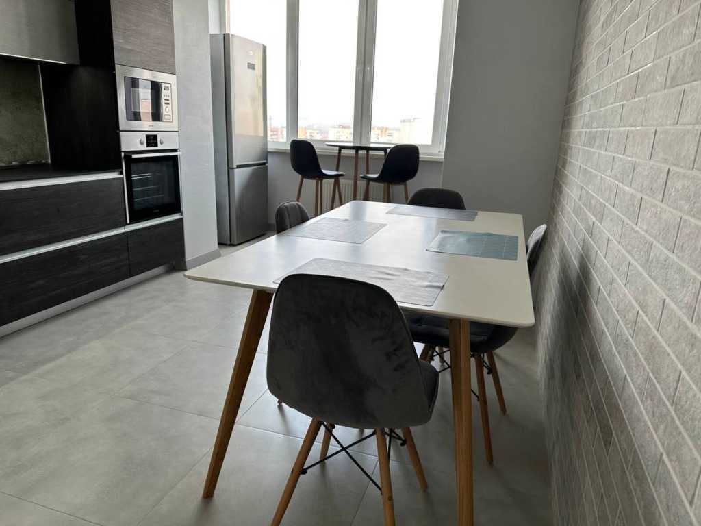 Продаж 3-кімнатної квартири 89.6 м², Вокзальна вул.