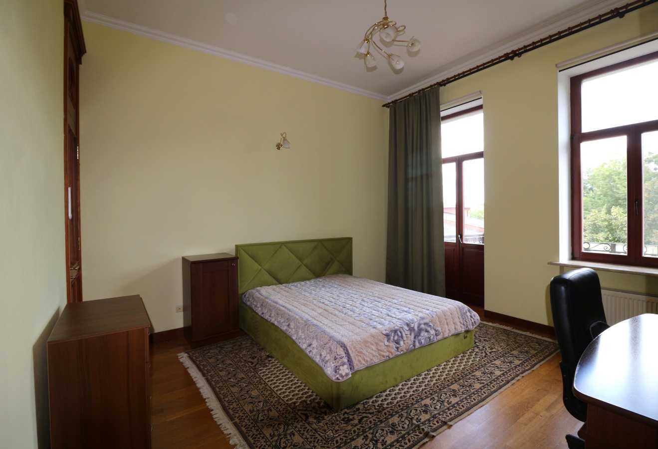 Продаж 4-кімнатної квартири 130.1 м², Малопідвальна вул., 10