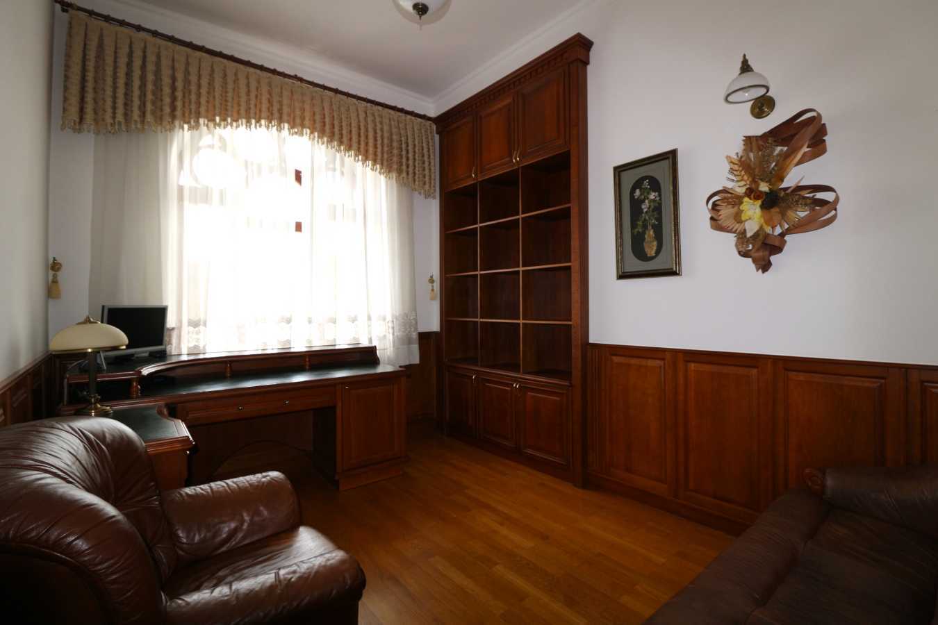 Продаж 4-кімнатної квартири 130.1 м², Малопідвальна вул., 10