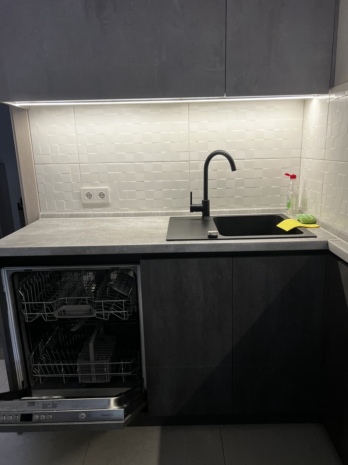 Продажа 3-комнатной квартиры 66 м², Новогодняя ул., 49