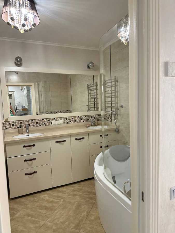 Продаж 3-кімнатної квартири 114.2 м², Коломиевский, 17/31а