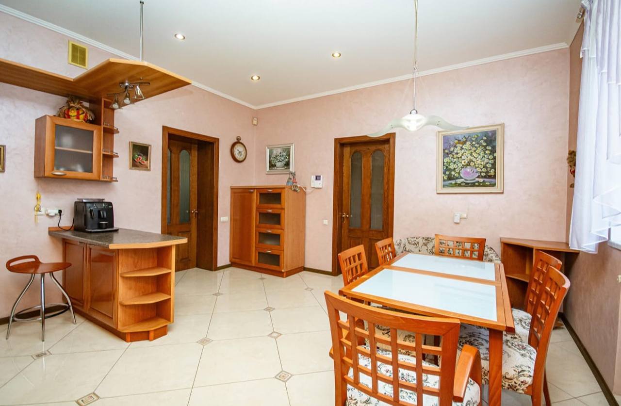 Оренда будинку 380 м², Івана Іжакевича вул., 72