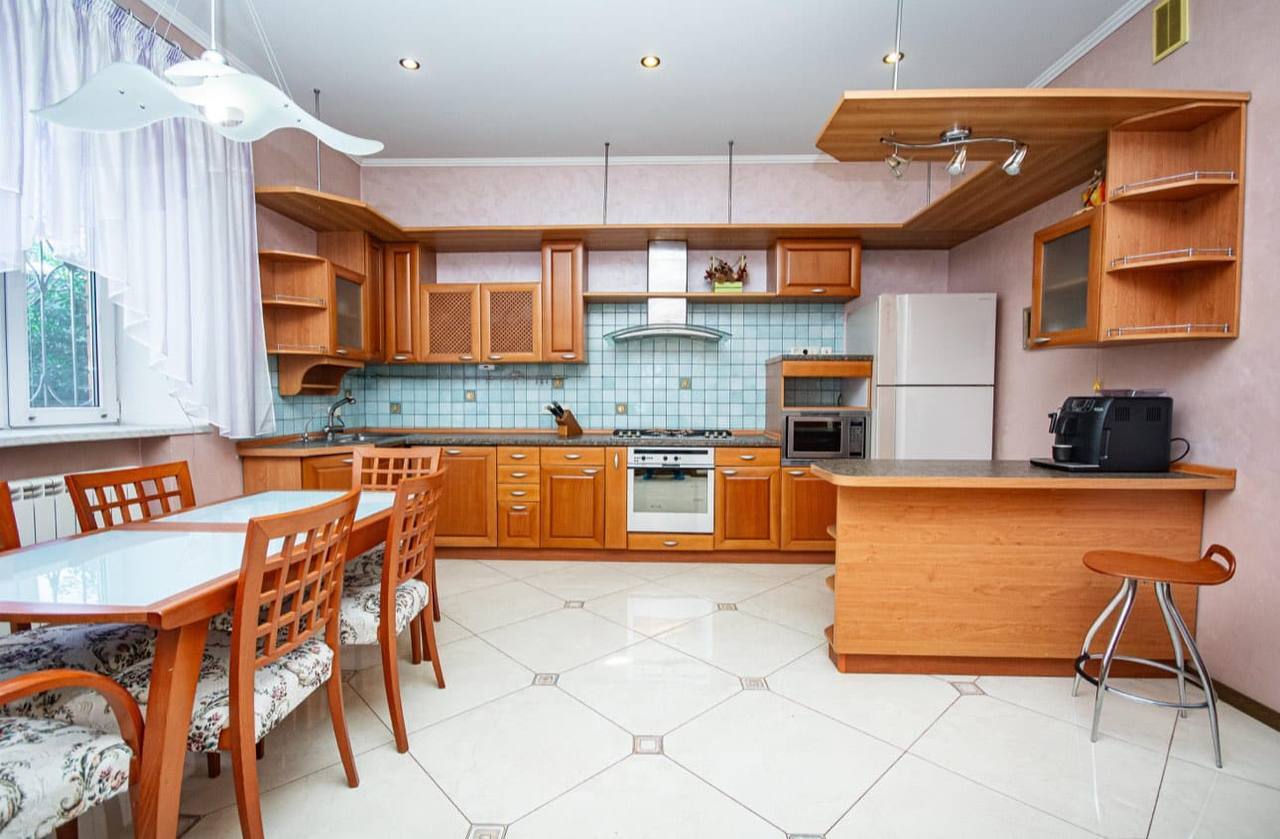 Оренда будинку 380 м², Івана Іжакевича вул., 72