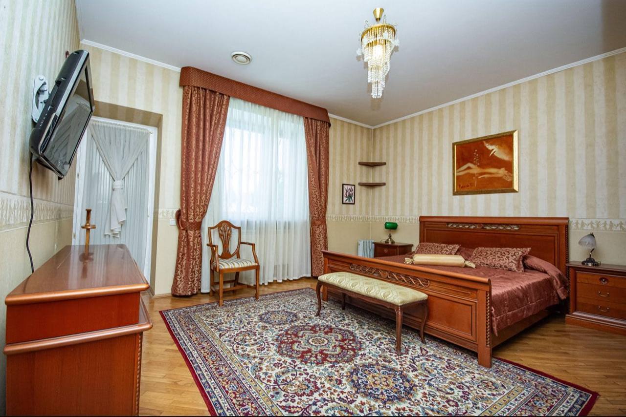 Оренда будинку 380 м², Івана Іжакевича вул., 72