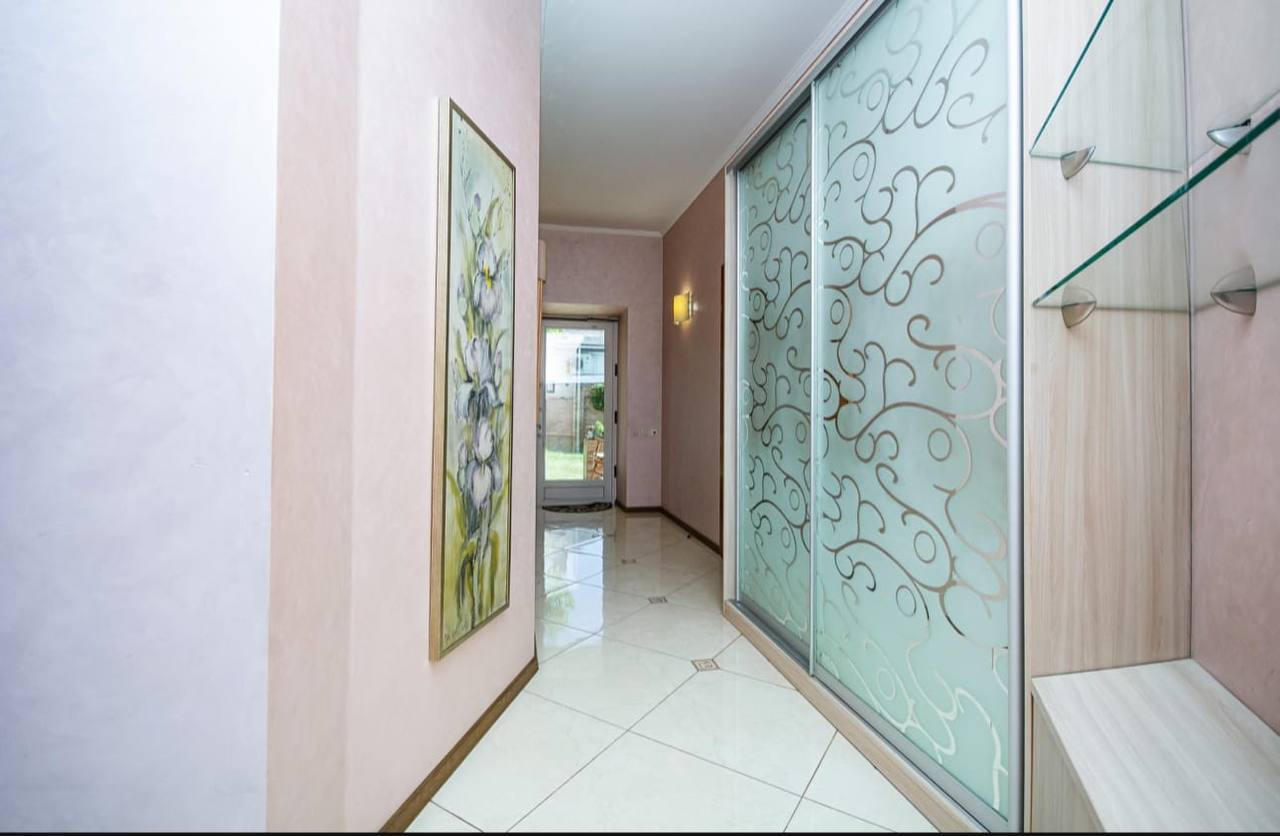 Продаж будинку 380 м², Івана Іжакевича вул., 72