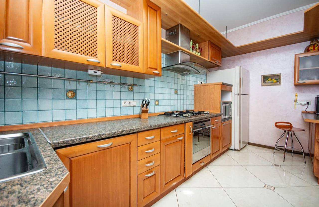Продаж будинку 380 м², Івана Іжакевича вул., 72