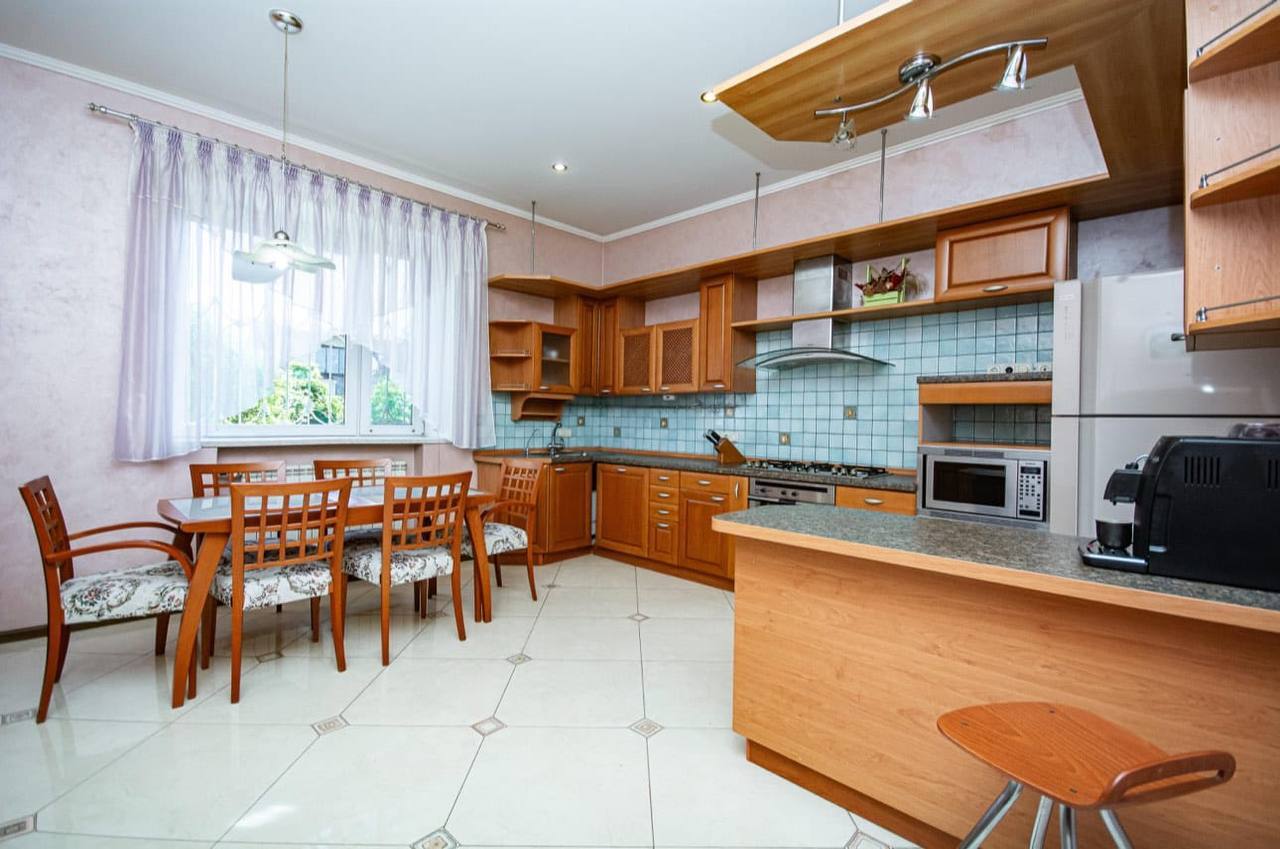 Продаж будинку 380 м², Івана Іжакевича вул., 72