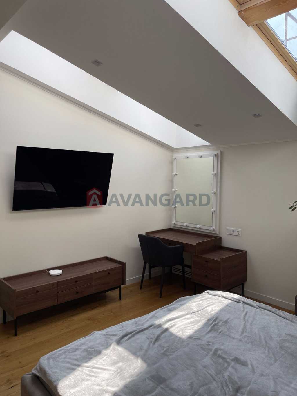 Оренда 4-кімнатної квартири 155 м², Метрологічна вул., 109