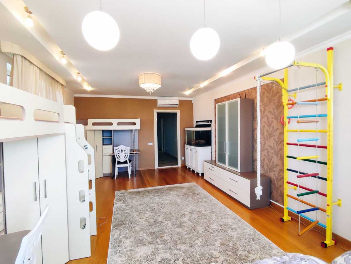 Аренда 3-комнатной квартиры 134.3 м², Николая Голего ул., 7В