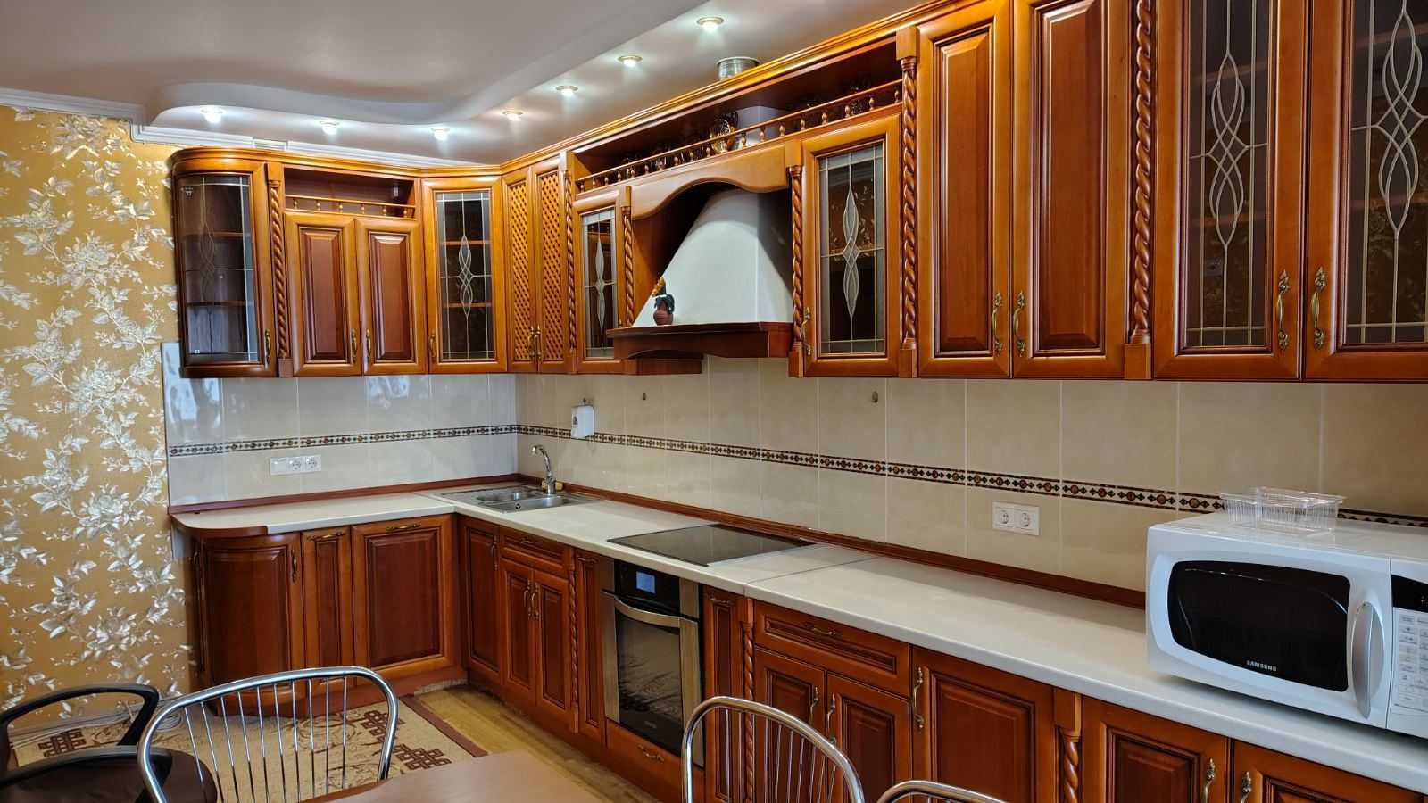 Оренда 2-кімнатної квартири 82 м², Дніпровська наб., 26А