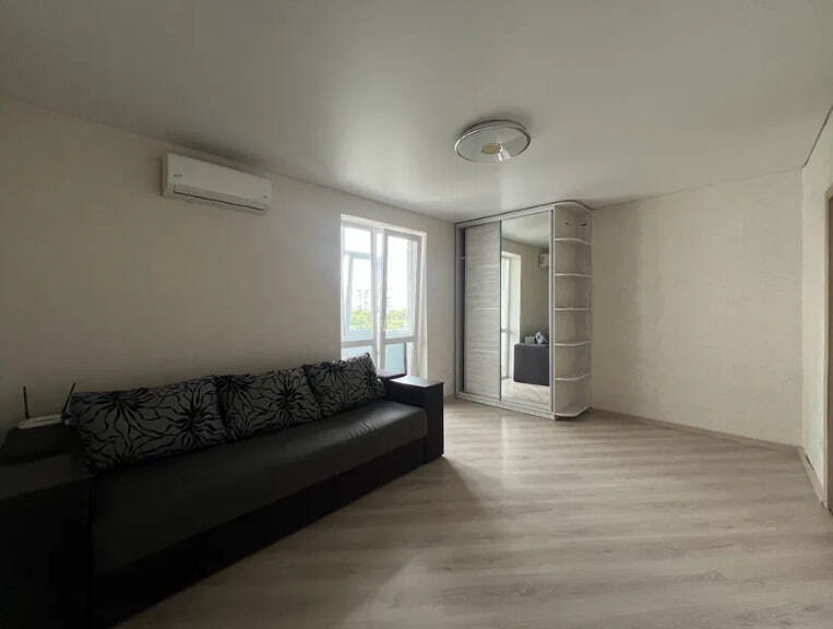 Продаж 1-кімнатної квартири 32.4 м², Харківська вул.
