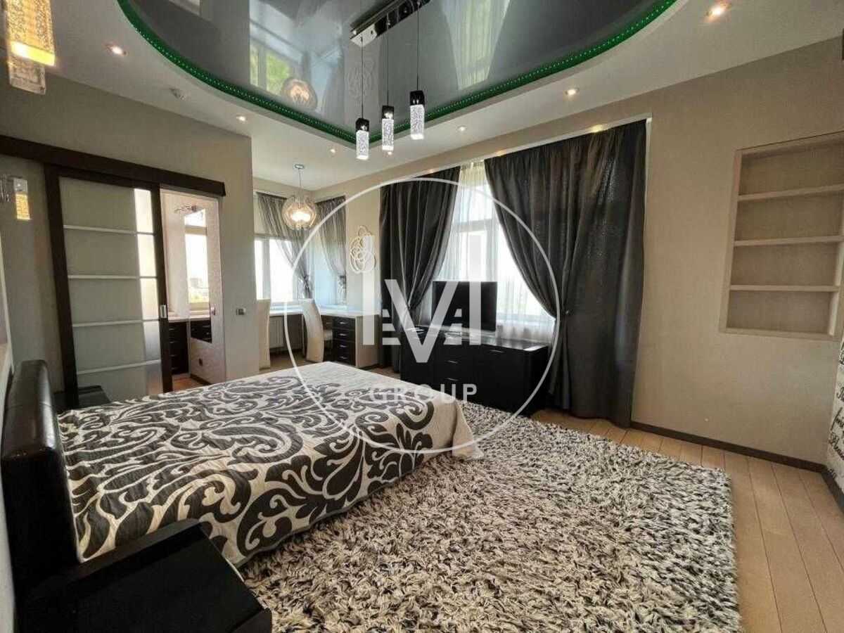 Продажа 3-комнатной квартиры 133 м², Соломенская ул., 15А