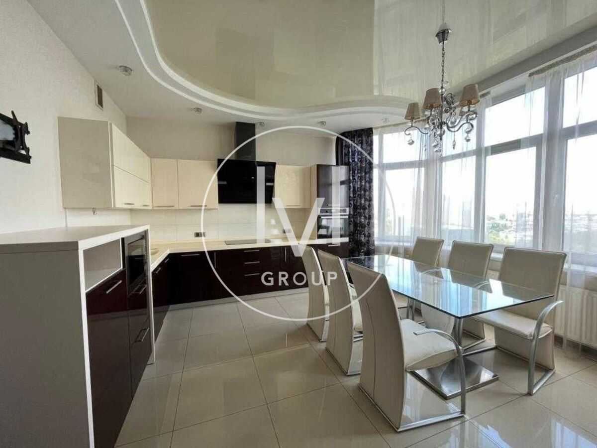 Продажа 3-комнатной квартиры 133 м², Соломенская ул., 15А