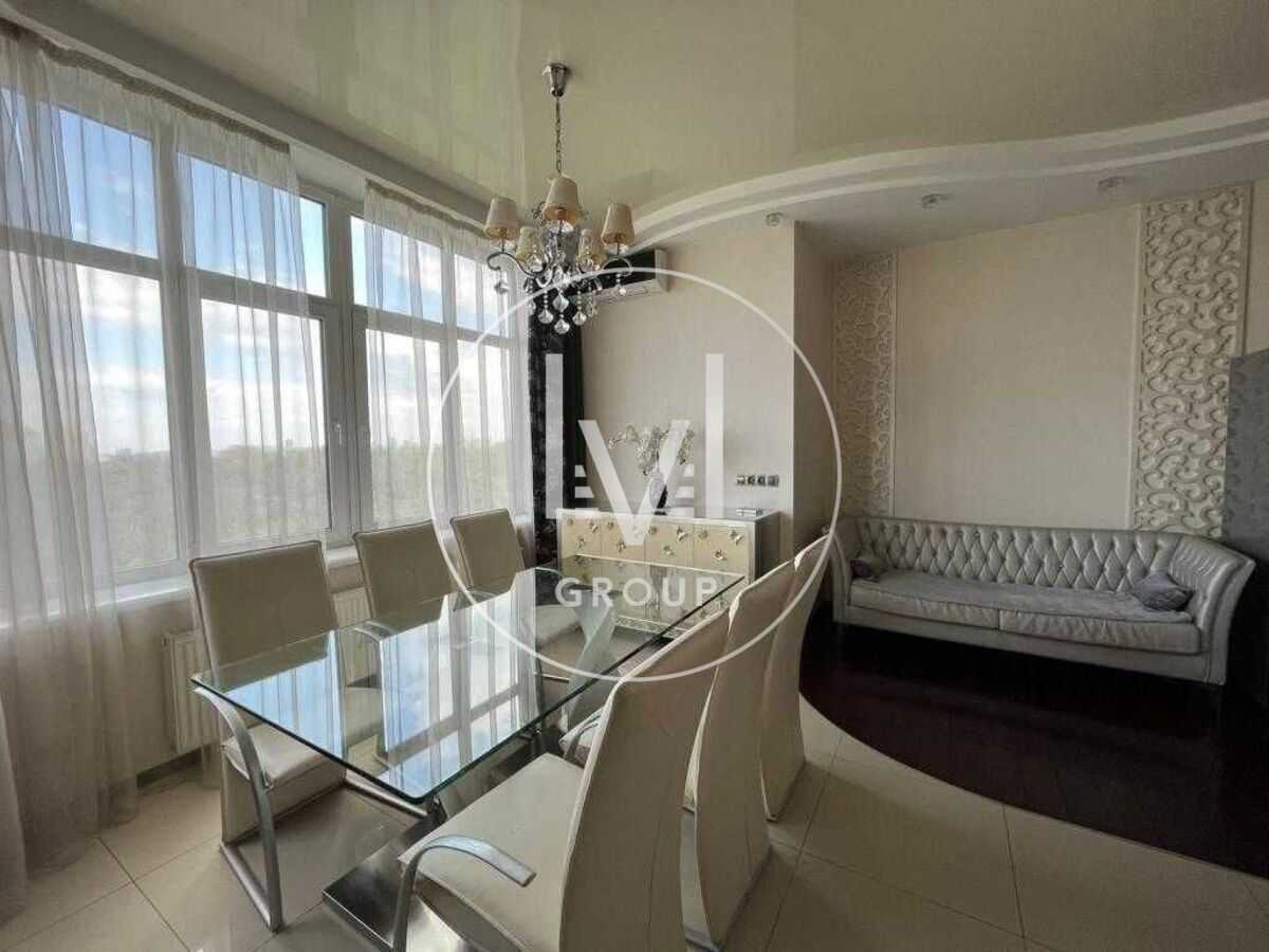 Продажа 3-комнатной квартиры 133 м², Соломенская ул., 15А