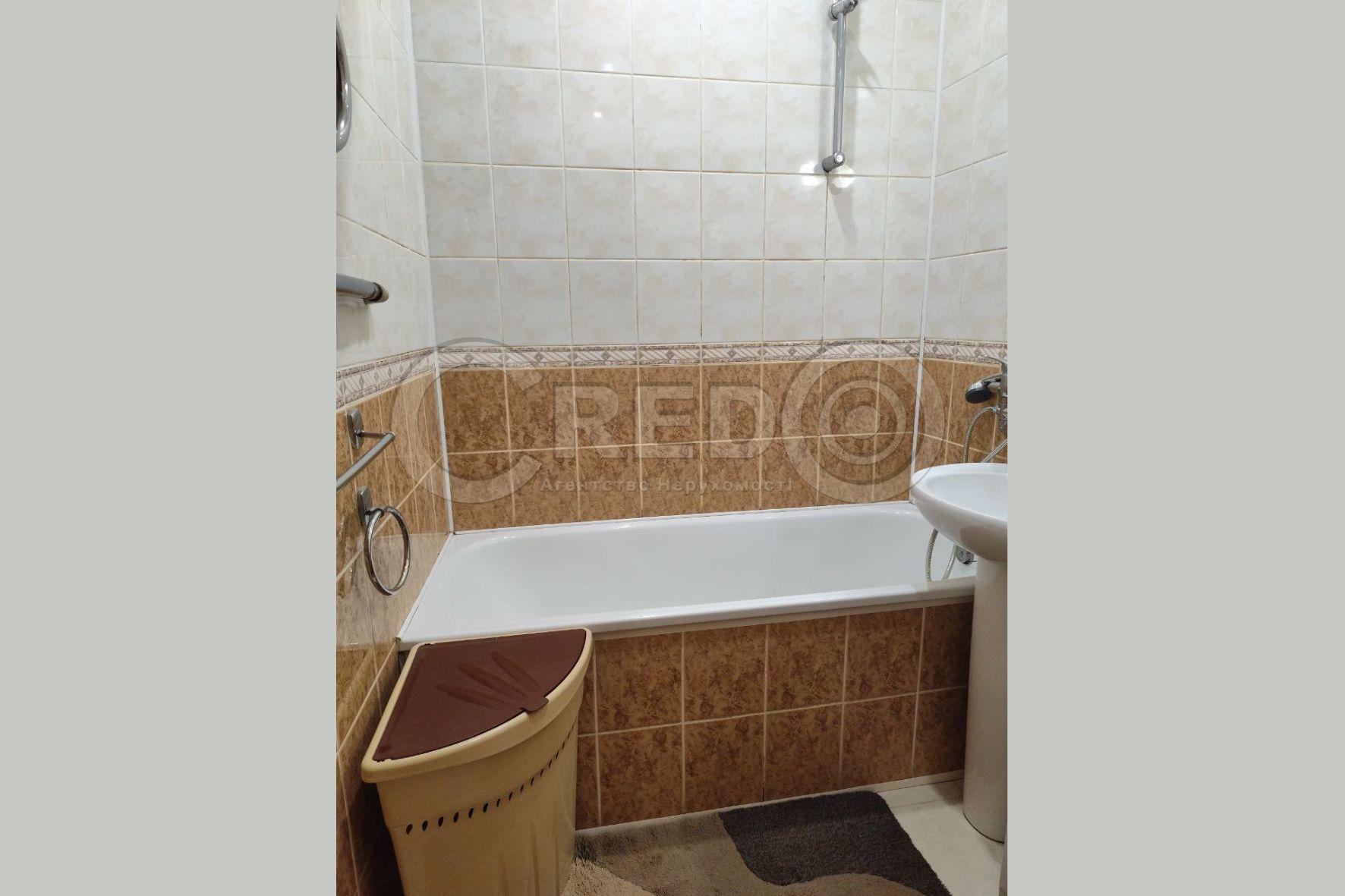 Продажа 4-комнатной квартиры 80.1 м², Кропивницкого ул.