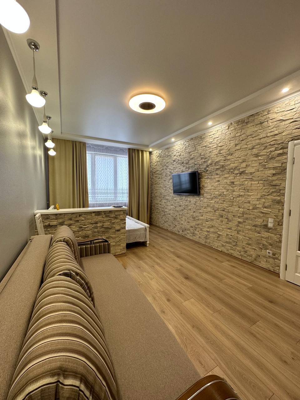 Оренда студії 50 м², Середньофонтанська вул., вул.355
