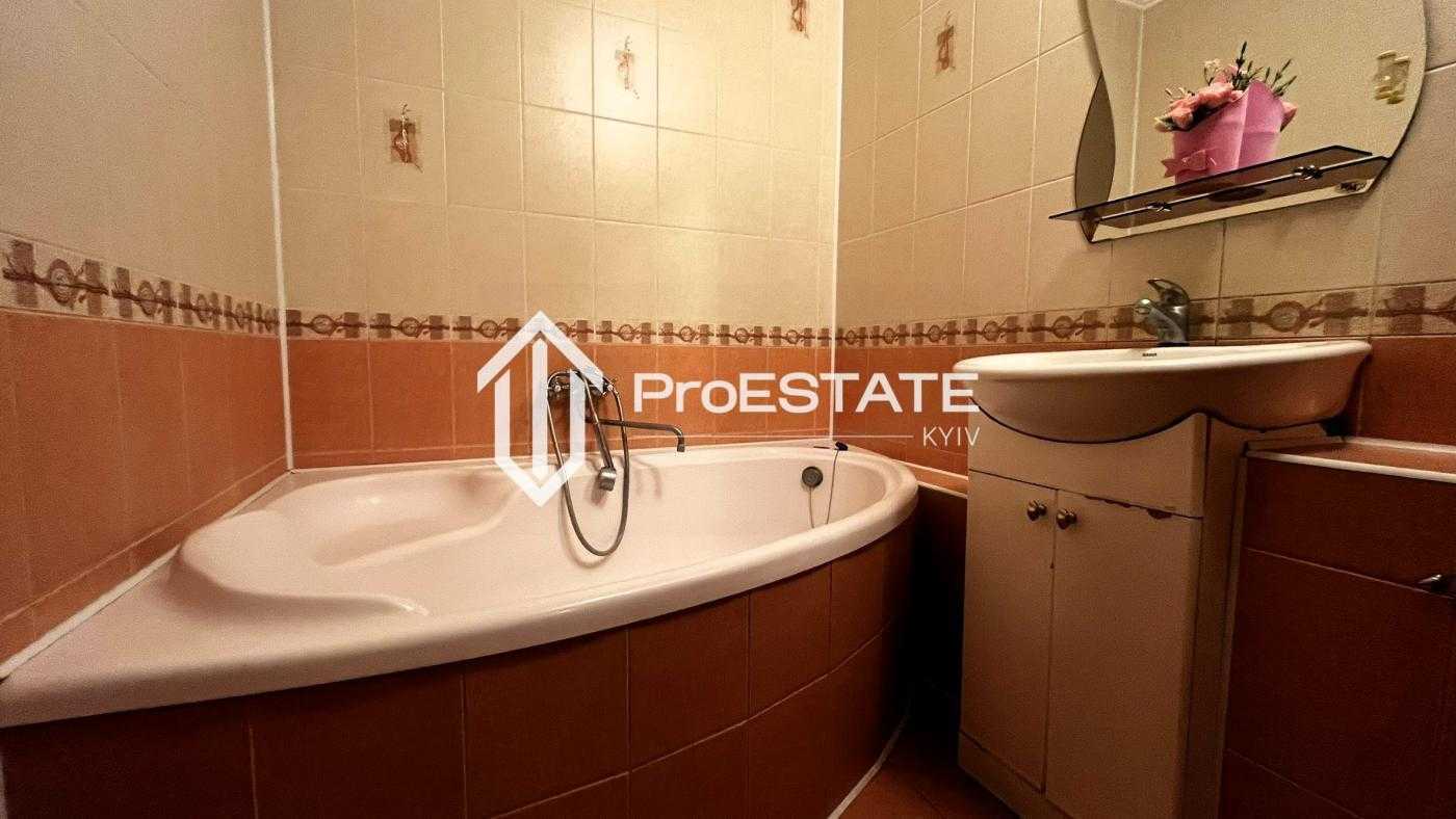 Продаж 3-кімнатної квартири 70.5 м², Головатого вул., 8