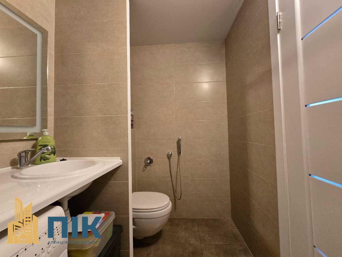 Продаж 1-кімнатної квартири 40 м², Жилянська вул., 72