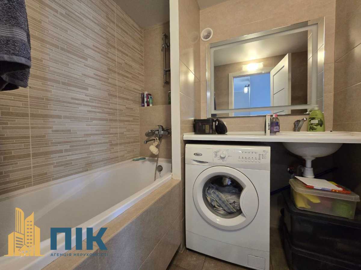 Продаж 1-кімнатної квартири 40 м², Жилянська вул., 72