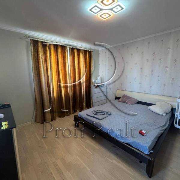 Продаж 3-кімнатної квартири 113 м², Ніжинська вул., 5