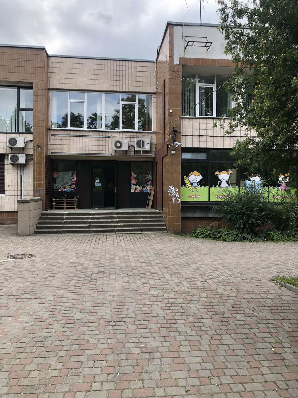 Продаж офісу 1090 м², Лук`янівська вул., 1