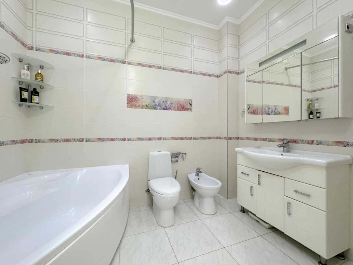 Продажа 3-комнатной квартиры 112 м², Днепровская наб., 14А