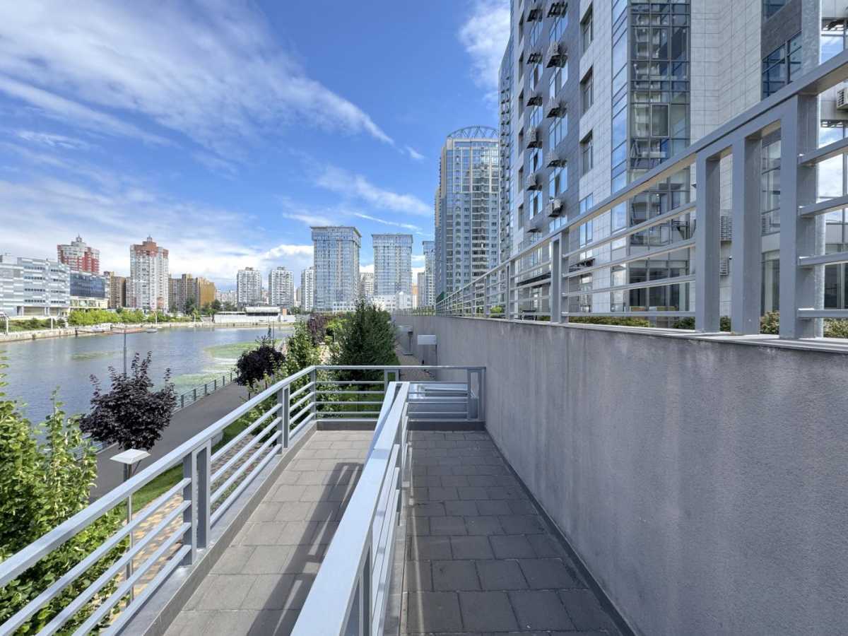 Продажа 3-комнатной квартиры 112 м², Днепровская наб., 14А