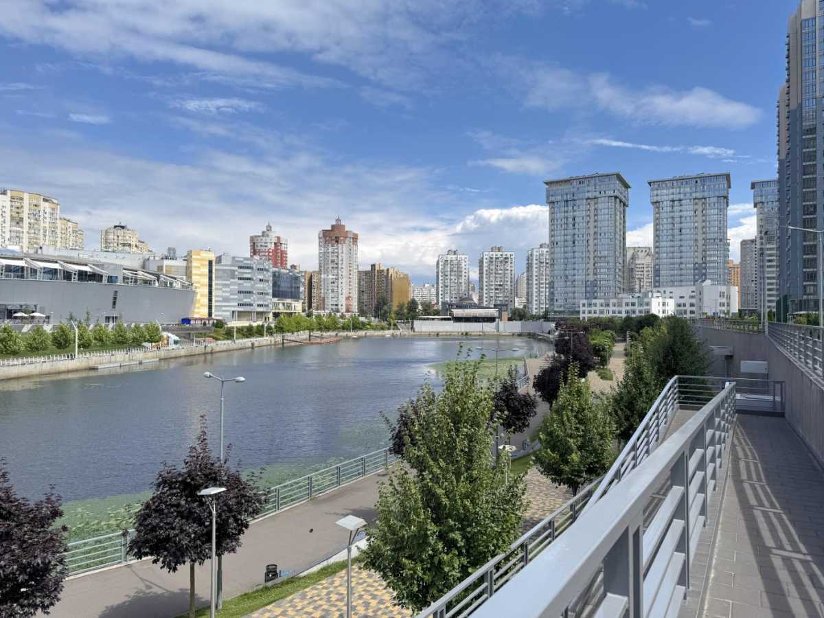 Продажа 3-комнатной квартиры 112 м², Днепровская наб., 14А