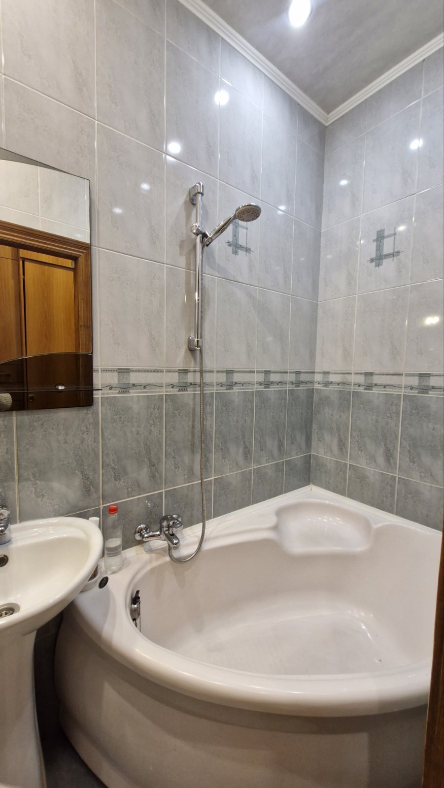 Продаж 2-кімнатної квартири 44 м², Шнеєрсона вул.
