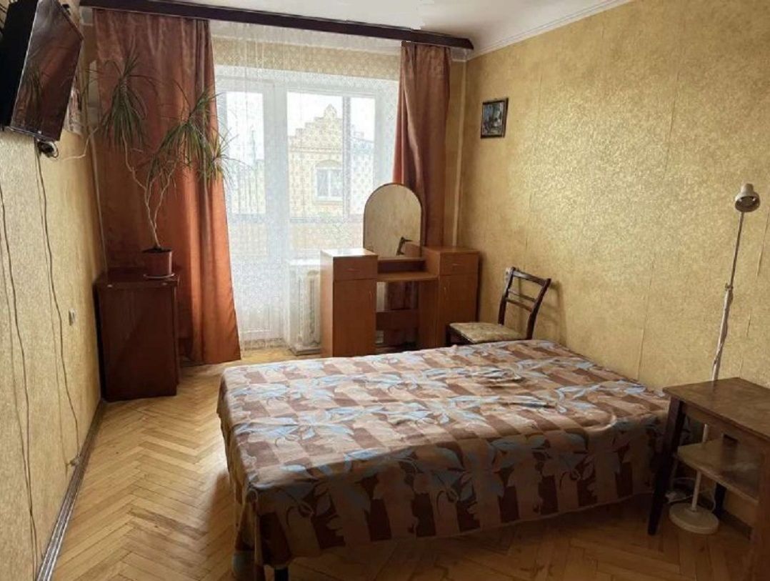 Продаж 4-кімнатної квартири 81 м², Малокитаївська вул., 7