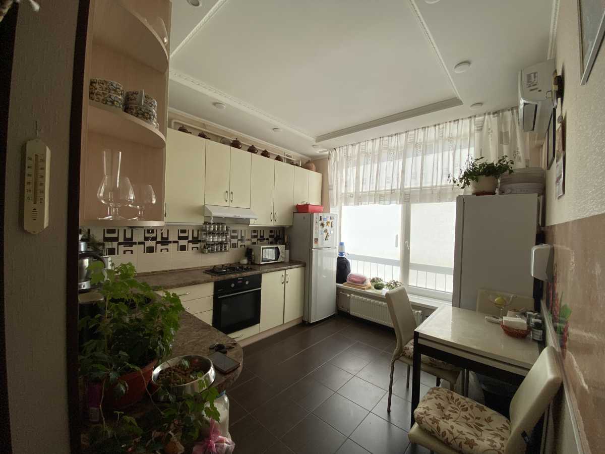 Продаж 3-кімнатної квартири 68.9 м², Михайла Величка вул., 7