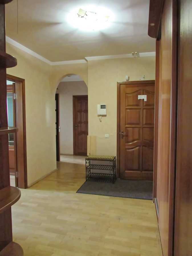 Оренда 3-кімнатної квартири 98 м², Ревуцького вул., 5
