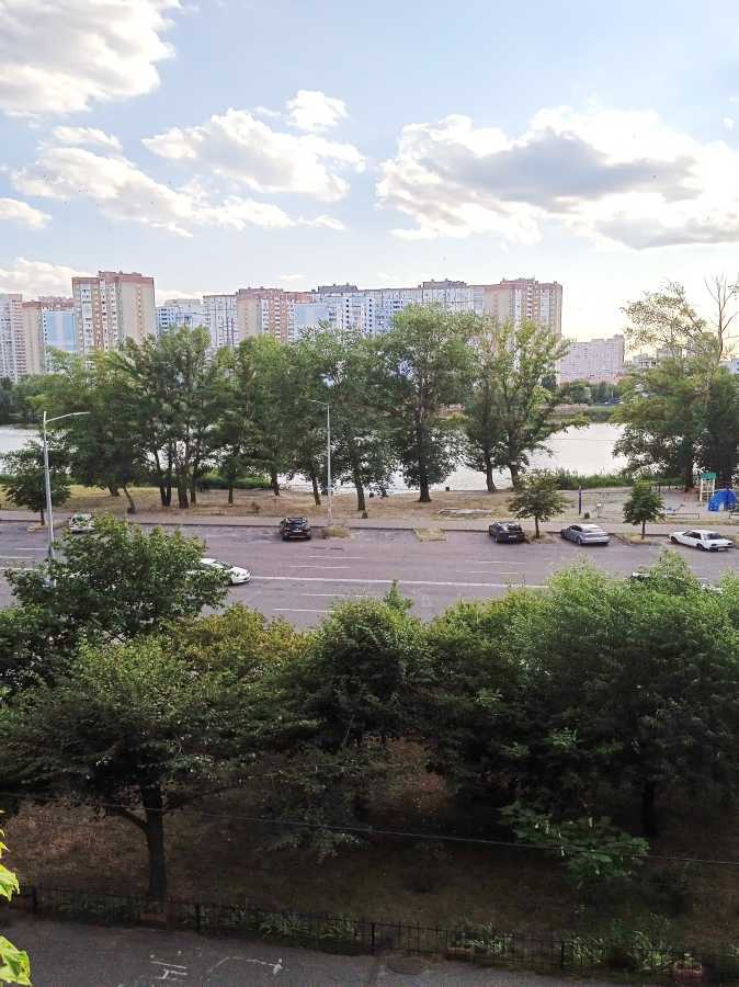 Оренда 3-кімнатної квартири 98 м², Ревуцького вул., 5