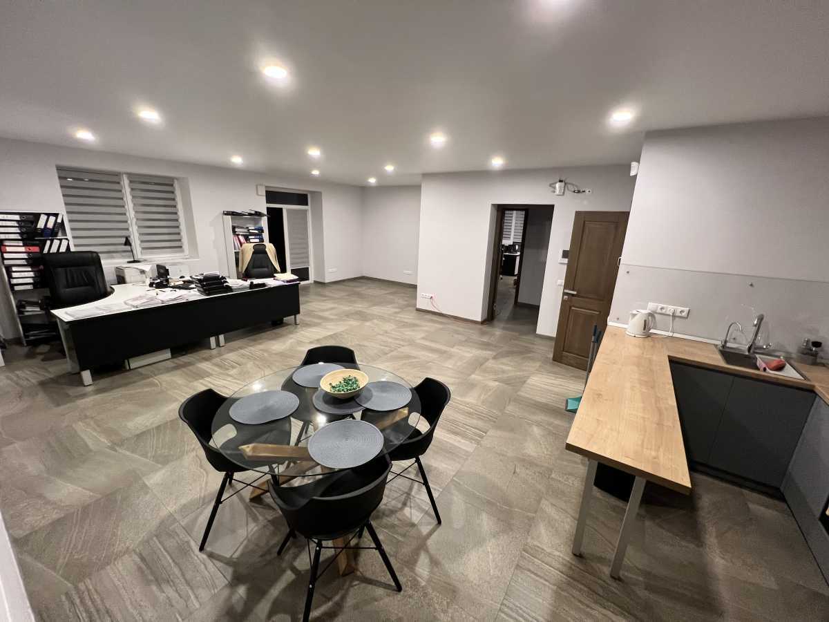 Продаж 5-кімнатної квартири 150 м², Лісова вул., 2П