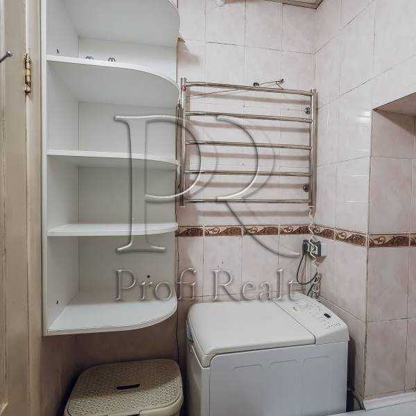 Продаж 2-кімнатної квартири 44 м², Святошинська вул., 33