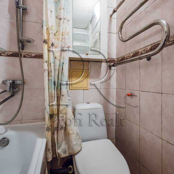 Продаж 2-кімнатної квартири 44 м², Святошинська вул., 33