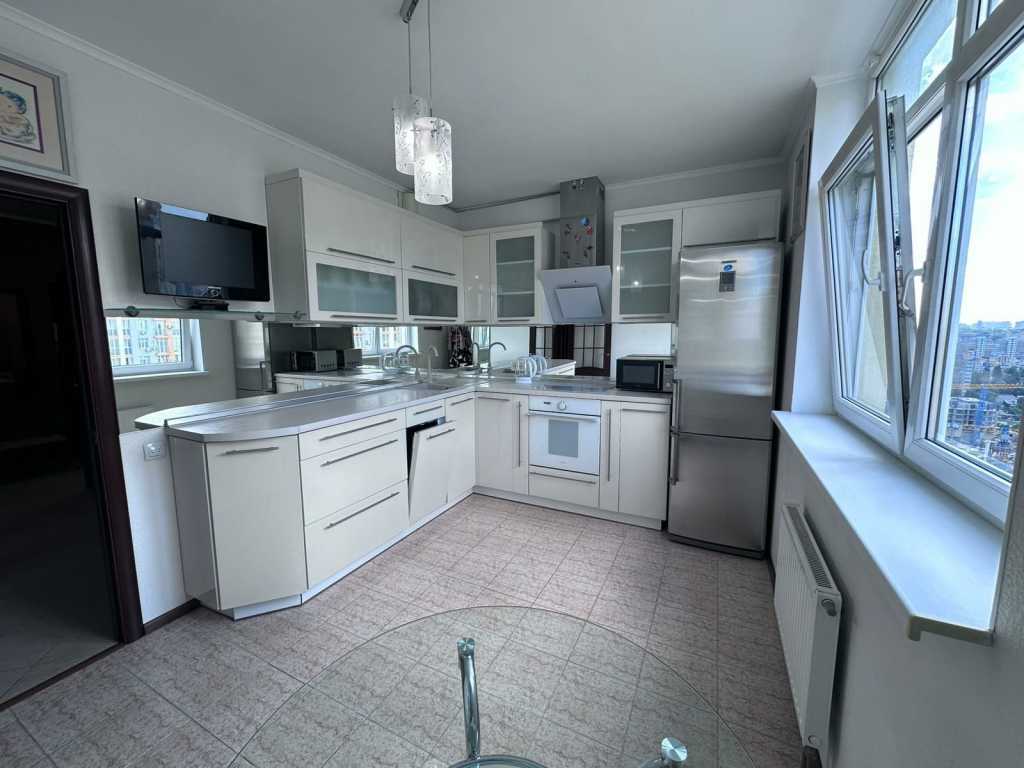 Аренда 2-комнатной квартиры 75 м², Семьи Кульженков ул., 33