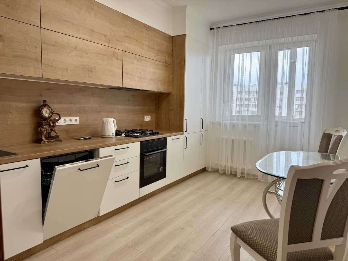 Оренда 3-кімнатної квартири 115 м², Добровольців, 3А