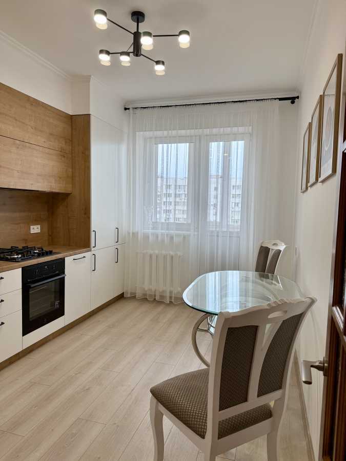 Оренда 3-кімнатної квартири 115 м², Добровольців, 3А