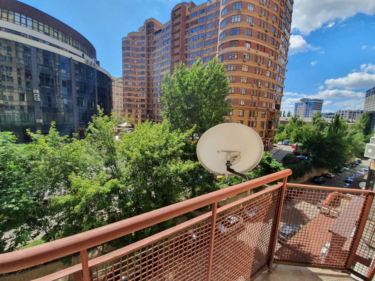Аренда 3-комнатной квартиры 100 м², Евгения Коновальца ул., 32Б