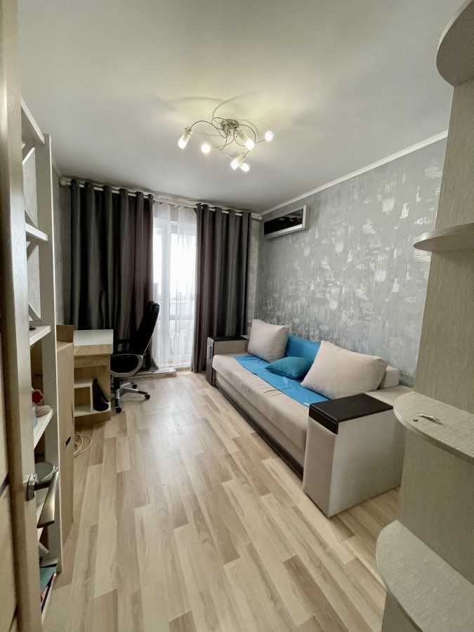 Продажа 2-комнатной квартиры 52 м², Сержа Лифаря ул.